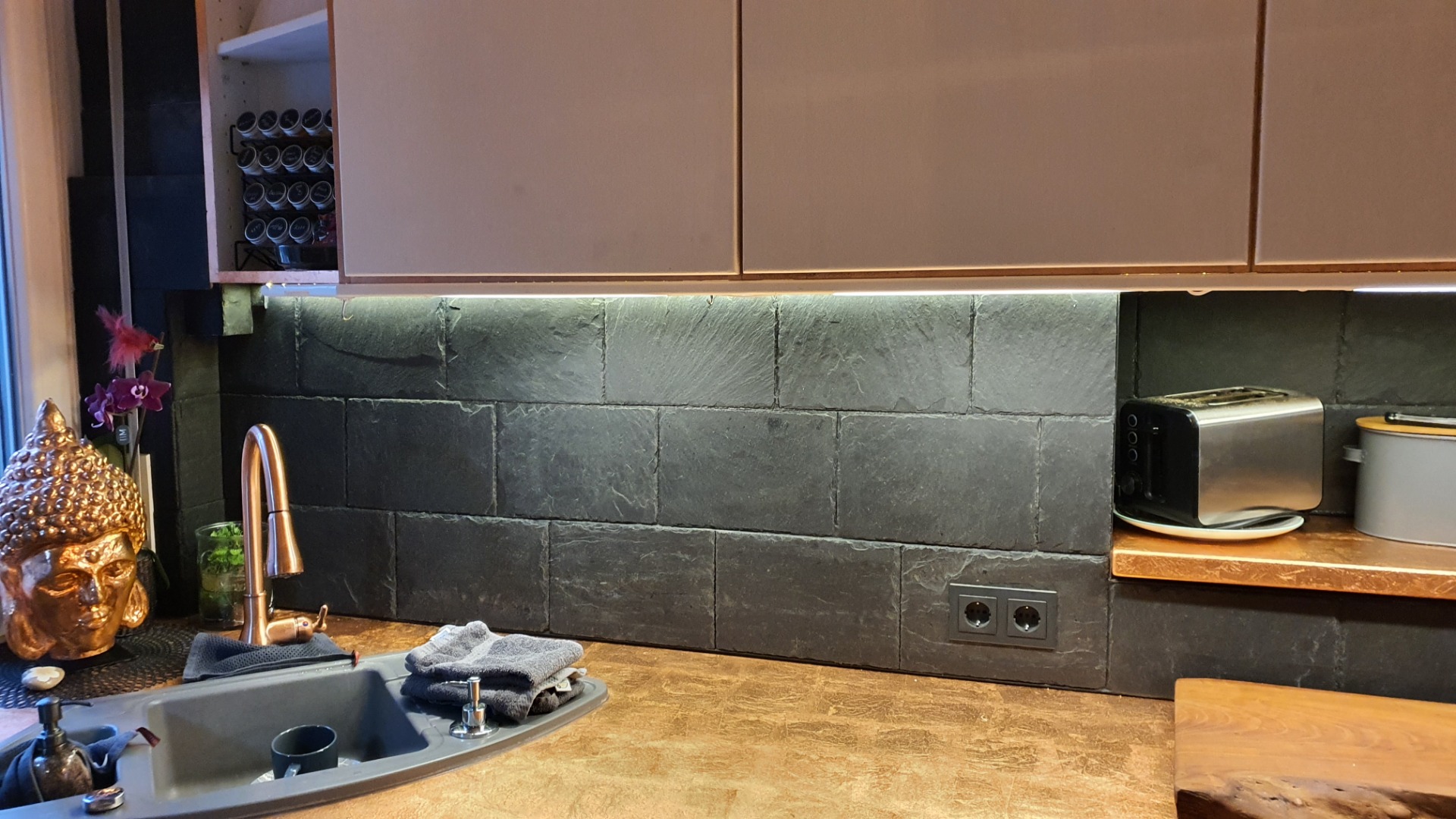 Küche in Gold-Kupfer mit Echtschieferblende