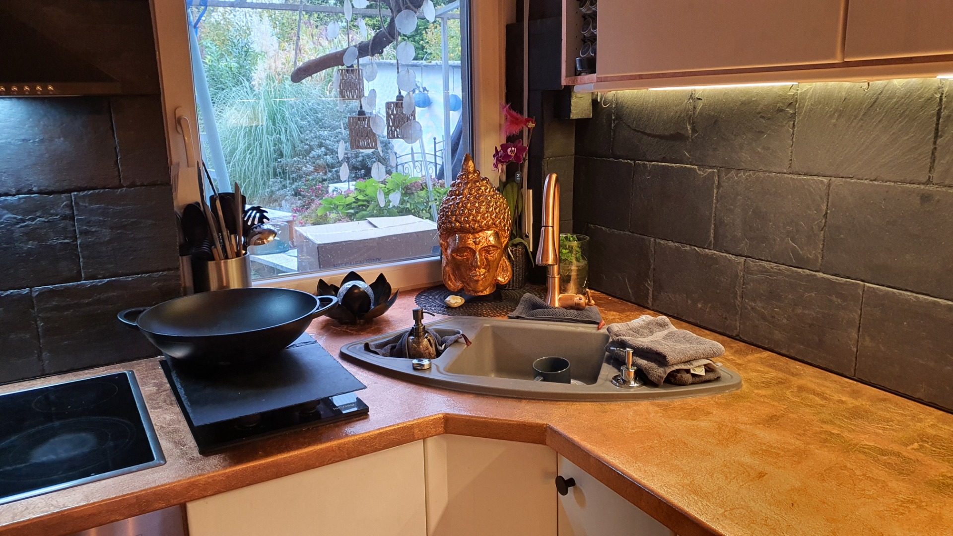 Glas-Ceranfeld mit Gaskocher und Eckspüle